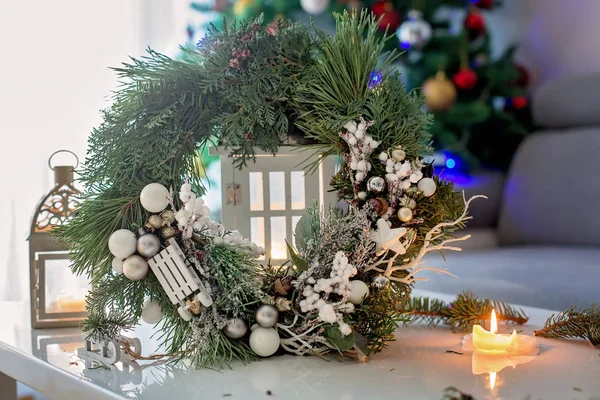 Prachtig versierde adventskrans met witte decoratie op een t — Stockfoto