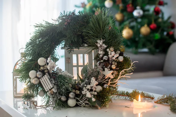 Prachtig versierde adventskrans met witte decoratie op een t — Stockfoto