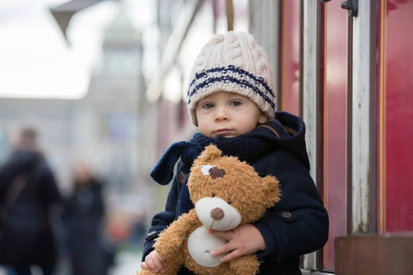 Fashion toddler boy with teddy bear toy in the city center — Stock Photo, Image