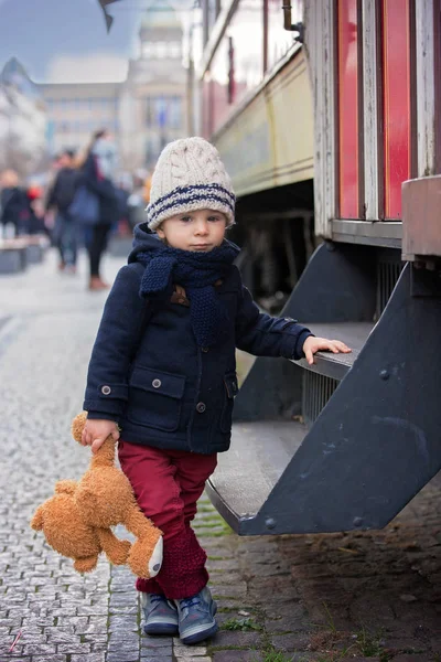 Fashion toddler boy with teddy bear toy in the city center — Stock Photo, Image