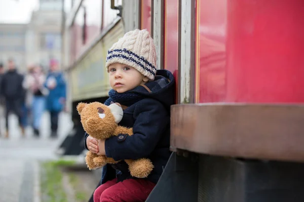 Mode-Kleinkind mit Teddybär-Spielzeug in der Innenstadt — Stockfoto