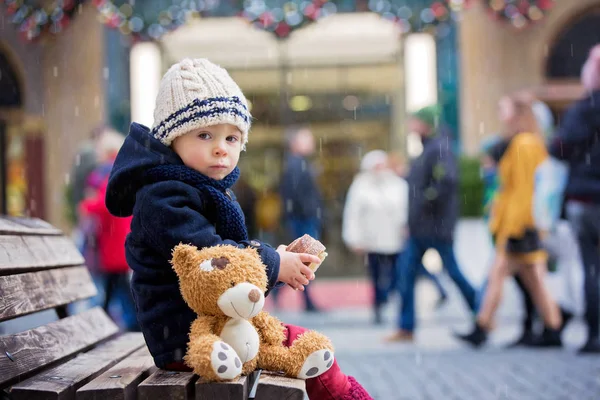Модный малыш с игрушкой плюшевого мишки, ест традиционный чех — стоковое фото