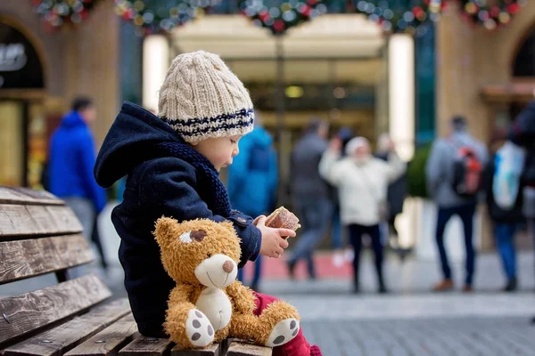 Mode tout-petit garçon avec jouet ours en peluche, manger tchèque traditionnelle — Photo