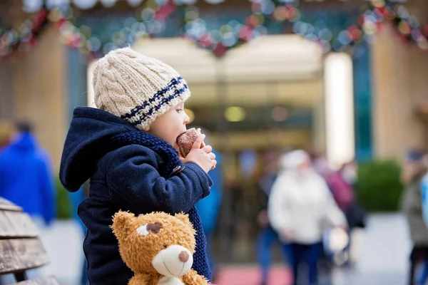 Mode Kleinkind Junge mit Teddybär Spielzeug, Essen traditionellen tschechischen — Stockfoto