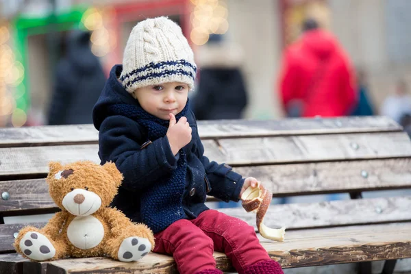 Mode Kleinkind Junge mit Teddybär Spielzeug, Essen traditionellen tschechischen — Stockfoto