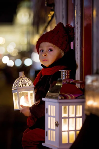 Dolce piccolo bambino ragazzo, tenendo lanterna e un orsacchiotto a ni — Foto Stock