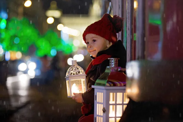 Lieve kleine peuter jongen, met lantaarn en een teddybeer op ni — Stockfoto