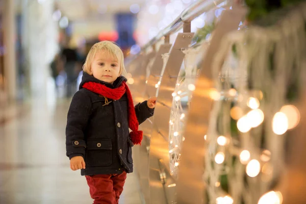 Moda niño en el centro comercial centro de la ciudad en Christma —  Fotos de Stock