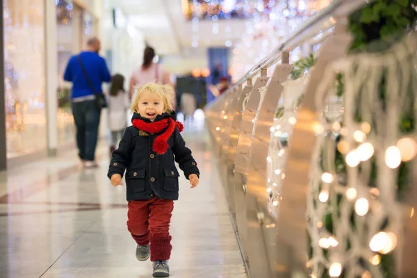 Moda niño en el centro comercial centro de la ciudad en Christma —  Fotos de Stock