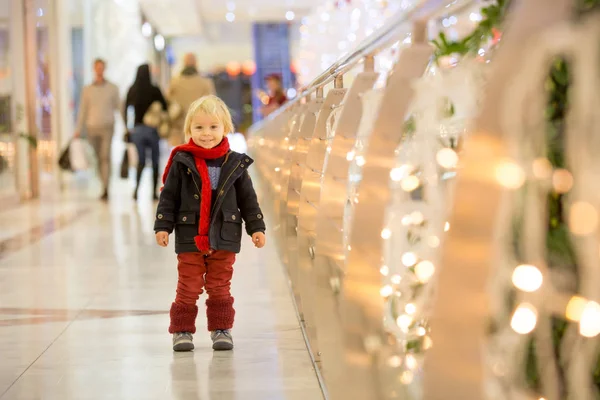 Mode Kleinkind Junge in der Innenstadt Einkaufszentrum an Weihnachten — Stockfoto