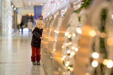 Moda çocuğu Noel 'de şehir merkezindeki alışveriş merkezinde.