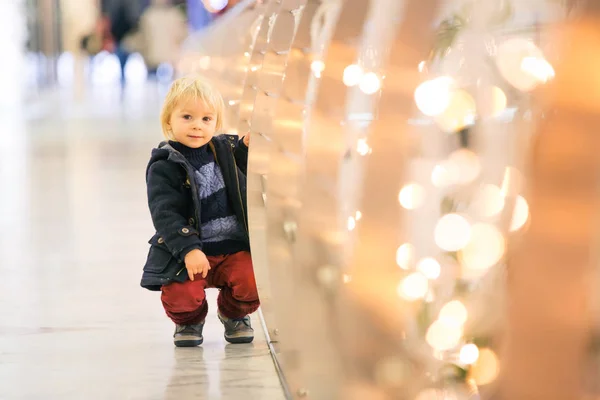 ファッション幼児男の子で市内中心部ショッピングモールオンクリスマス — ストック写真