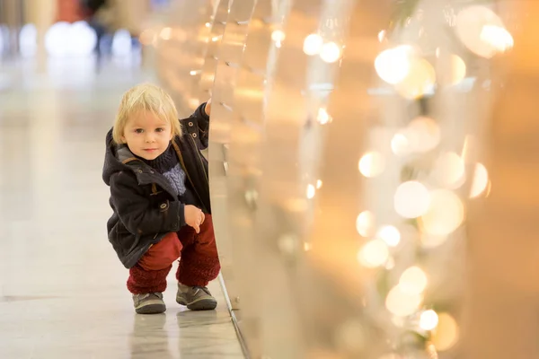 ファッション幼児男の子で市内中心部ショッピングモールオンクリスマス — ストック写真