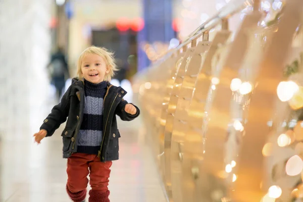 Модный мальчик в торговом центре в центре города на Кристме — стоковое фото