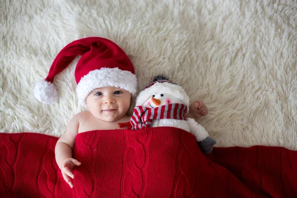 Kerst portret van schattige kleine pasgeboren baby jongen, het dragen van de sant — Stockfoto