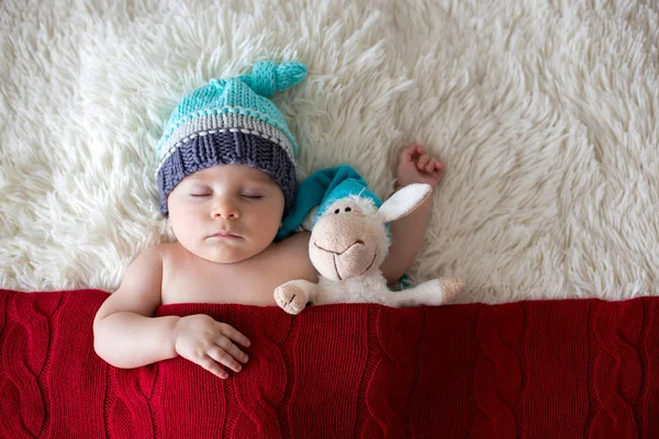 Menino recém-nascido adormecido, usando chapéu de Pai Natal — Fotografia de Stock