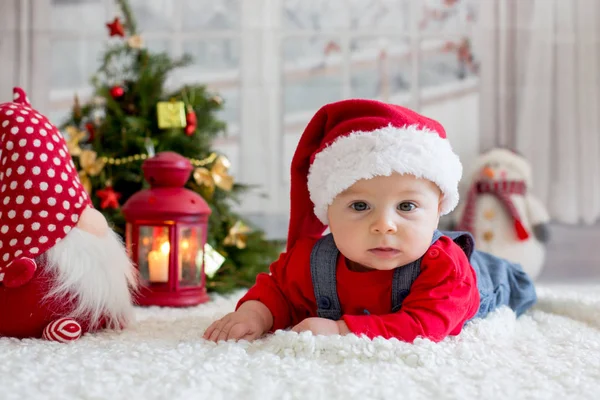 Retrato de bebê recém-nascido em roupas de Papai Noel e chapéu de Natal — Fotografia de Stock