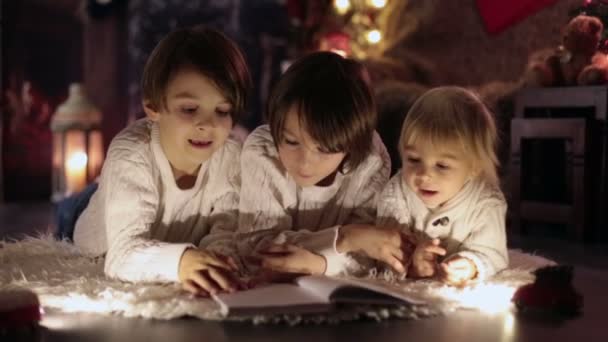 Drie Kinderen Broertjes Nachts Boek Lezen Kerstavond Grond Liggen — Stockvideo