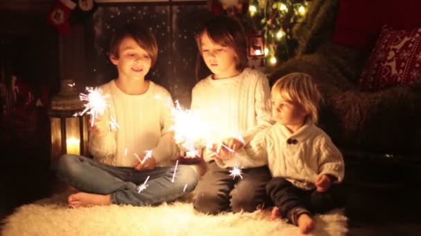 Трое Детей Мальчики Братья Читают Книгу Дома Вечером Рождество Лежат — стоковое видео