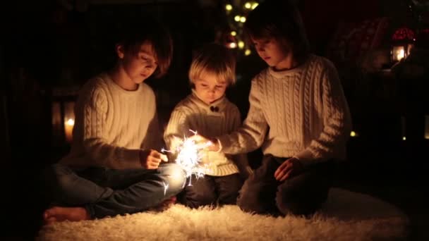 Drie Kinderen Broertjes Nachts Boek Lezen Kerstavond Grond Liggen — Stockvideo