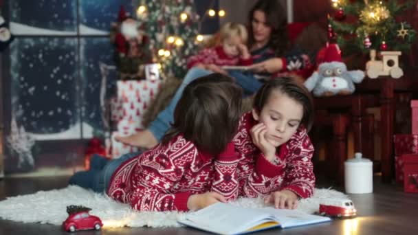 Feliz Familia Sonriente Mamá Papá Tres Niños Teniendo Retrato Familiar — Vídeo de stock