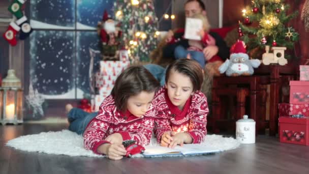快乐的微笑着的家庭 爸爸和三个男孩 在家里有圣诞假期的全家福 — 图库视频影像