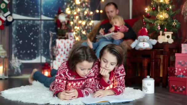 快乐的微笑着的家庭 爸爸和三个男孩 在家里有圣诞假期的全家福 — 图库视频影像
