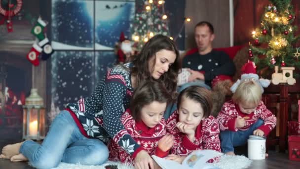 Šťastně Usmívající Rodina Máma Táta Tři Kluci Mají Doma Vánoční — Stock video