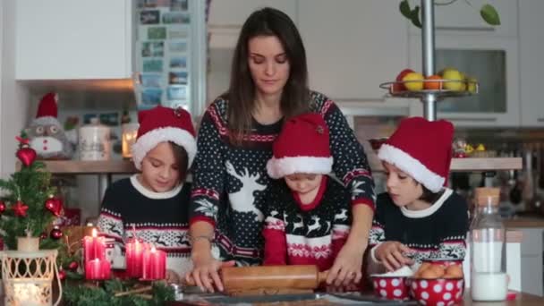 Crianças Felizes Meninos Irmãos Mãe Fazendo Biscoitos Natal Casa Divertindo — Vídeo de Stock
