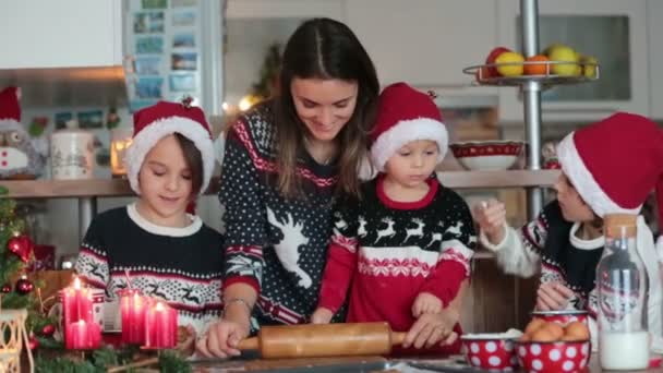 快乐的孩子 男孩的兄弟和妈妈 在家里烤圣诞饼干 玩的开心 — 图库视频影像