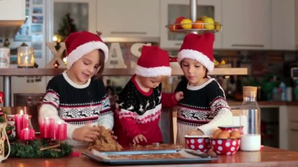 Crianças Felizes Meninos Irmãos Mãe Fazendo Biscoitos Natal Casa Divertindo — Vídeo de Stock