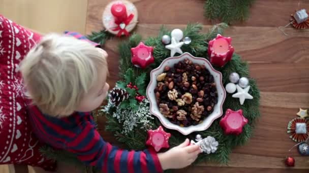 Malý Roztomilý Blonďatý Batole Chlapec Dělat Adventní Věnec Doma Zdobení — Stock video