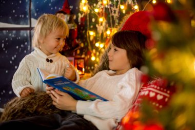 Şirin çocuk ve ağabeyi, Noel 'de oturuyorlar.