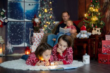 Mutlu gülümseyen bir aile, anne, baba ve üç erkek çocuk.