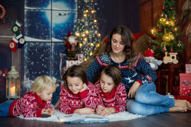 Mutlu gülümseyen bir aile, anne, baba ve üç erkek çocuk.