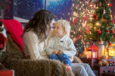 Güzel genç anne ve sarışın çocuk, rahat bir hayat sürüyorlar.