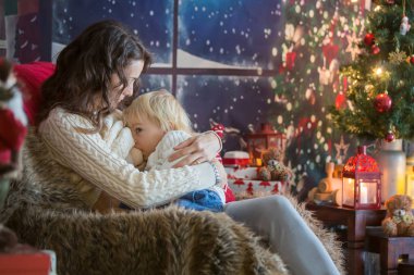 Güzel genç anne ve sarışın çocuk, rahat bir hayat sürüyorlar.