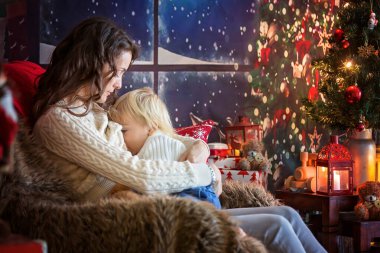 Güzel genç anne ve sarışın çocuk, rahat bir hayat sürüyorlar.
