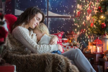 Güzel genç anne ve sarışın çocuk, rahat bir hayat sürüyorlar.