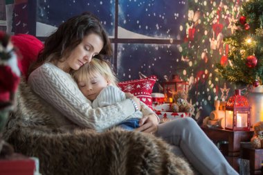 Güzel genç anne ve sarışın çocuk, rahat bir hayat sürüyorlar.