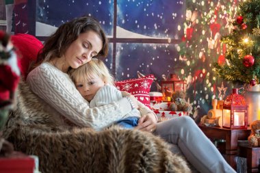 Güzel genç anne ve sarışın çocuk, rahat bir hayat sürüyorlar.