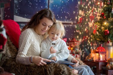 Güzel genç anne ve sarışın çocuk, rahat bir hayat sürüyorlar.