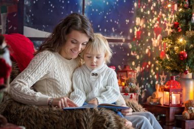 Güzel genç anne ve sarışın çocuk, rahat bir hayat sürüyorlar.