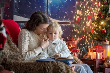 Güzel genç anne ve sarışın çocuk, rahat bir hayat sürüyorlar.