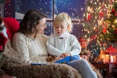 Güzel genç anne ve sarışın çocuk, rahat bir hayat sürüyorlar.
