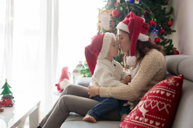 Güzel genç anne ve sarışın çocuk, rahat bir hayat sürüyorlar.