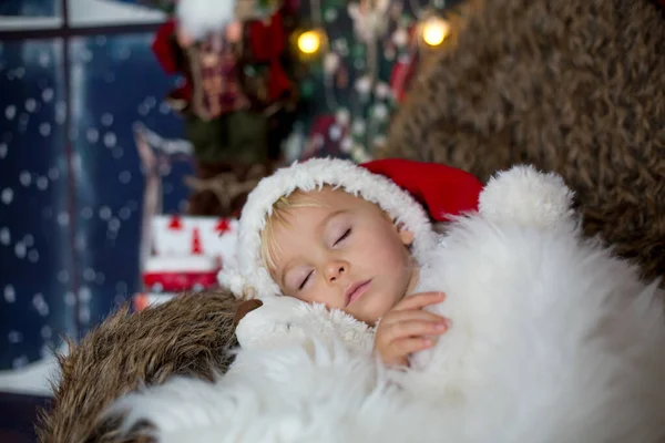 Linda criança, menino, dormindo na véspera de Natal em — Fotografia de Stock