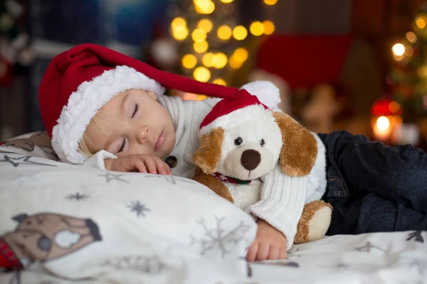 Doce bela loira criança menino, dormindo na cama com brinquedo — Fotografia de Stock