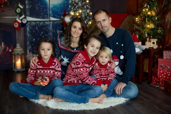 Feliz família sorridente, mãe, pai e três meninos, tendo família por — Fotografia de Stock