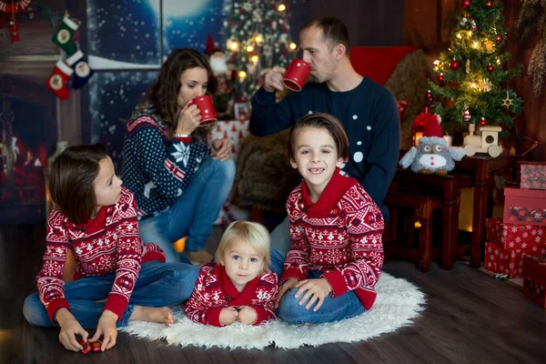 Feliz família sorridente, mãe, pai e três meninos, tendo família por — Fotografia de Stock